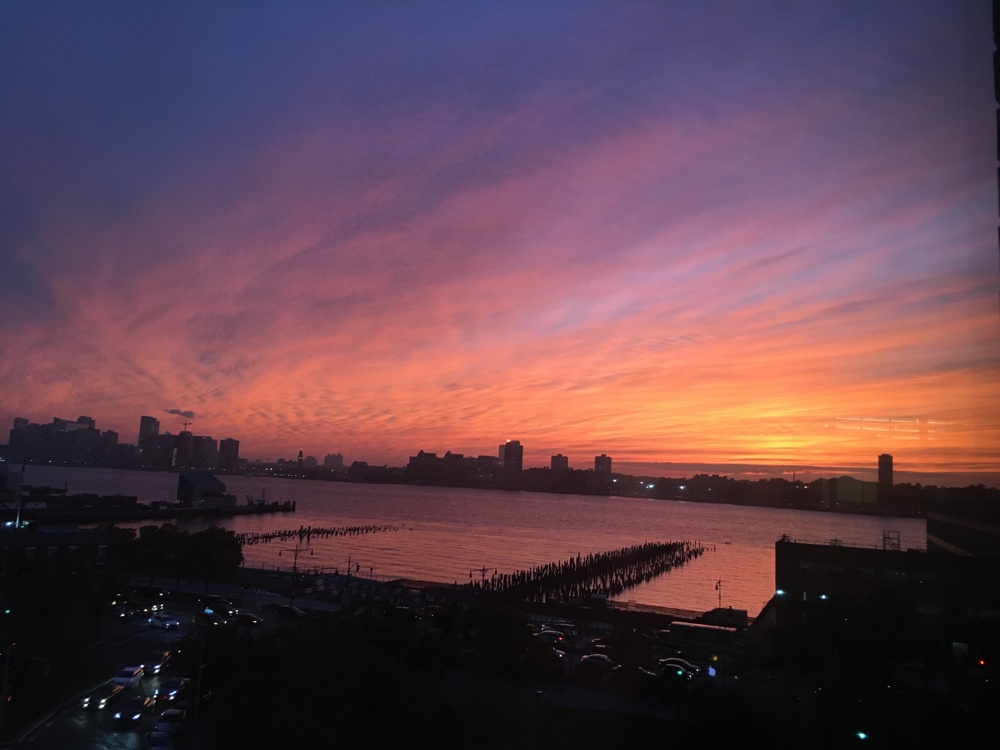 Rester tard au bureau a ses avantages, et malgré une vitre et juste un iPhone pour prendre la photo, ça reste un chouette coucher de soleil
New York — Sept. 2016