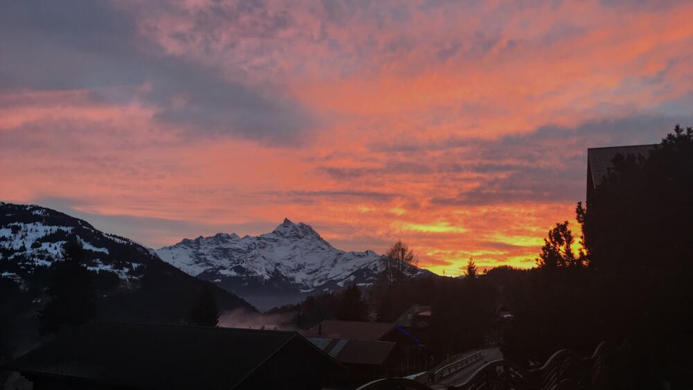 Un coucher de soleil à la montage. Le lendemain, on allait avoir 30cm de neige.
— Suisse, février 2016