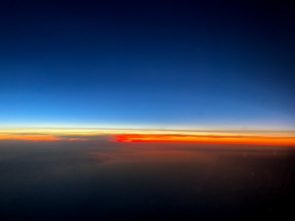 La magie des couleurs d'un coucher de soleil en avion.
— USA, Mars 2019