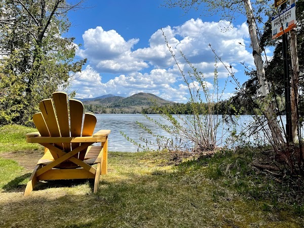 Une chaise Adirondack, dans la région éponyme, face à un lac.
— Lake Placid, NY. Mai 2021.