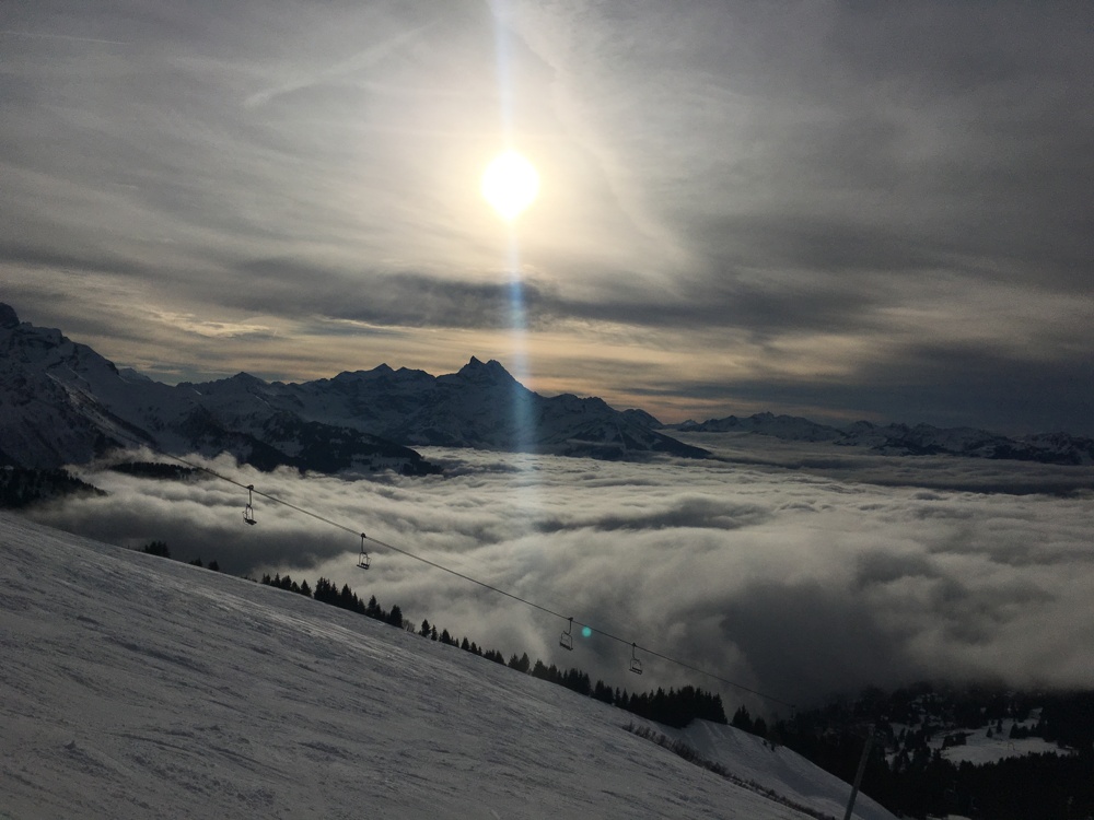 Une fois de plus, le lieu compte plus que l'appareil. 
À ce moment là, la vallée baignait dans une mer de nuages.

— Février 2016, Villars (Suisse).