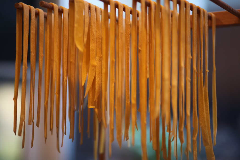 Je regardais, intrigué, O. et S. faire des tagliatelles, en sirotant un verre de vin blanc.

— Mai 2014, Londres.