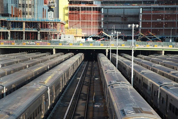 Les lignes rassurantes des trains alors que le chantier au dessus fait rage.
New York - Octobre 2016