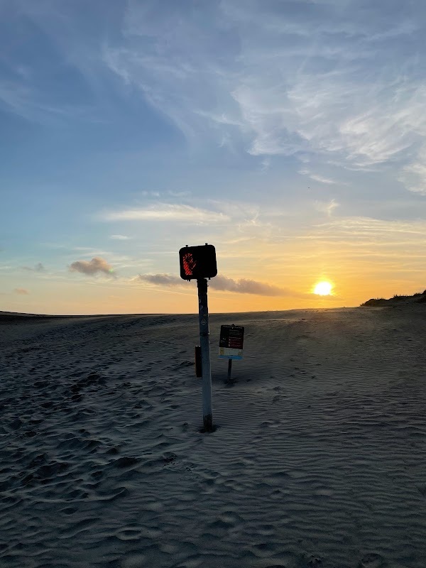 Après des mois de fermeture, le sable recouvre la Great Highway. 
— San Francisco,  Avril 2022