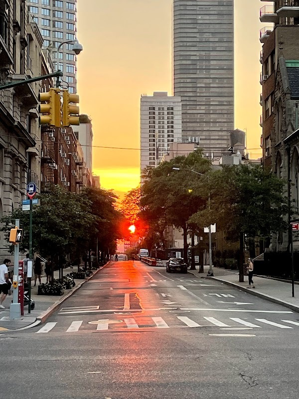 Le soleil presque dans l'alignement de la 65e  rue.
— New York, Juin 2021