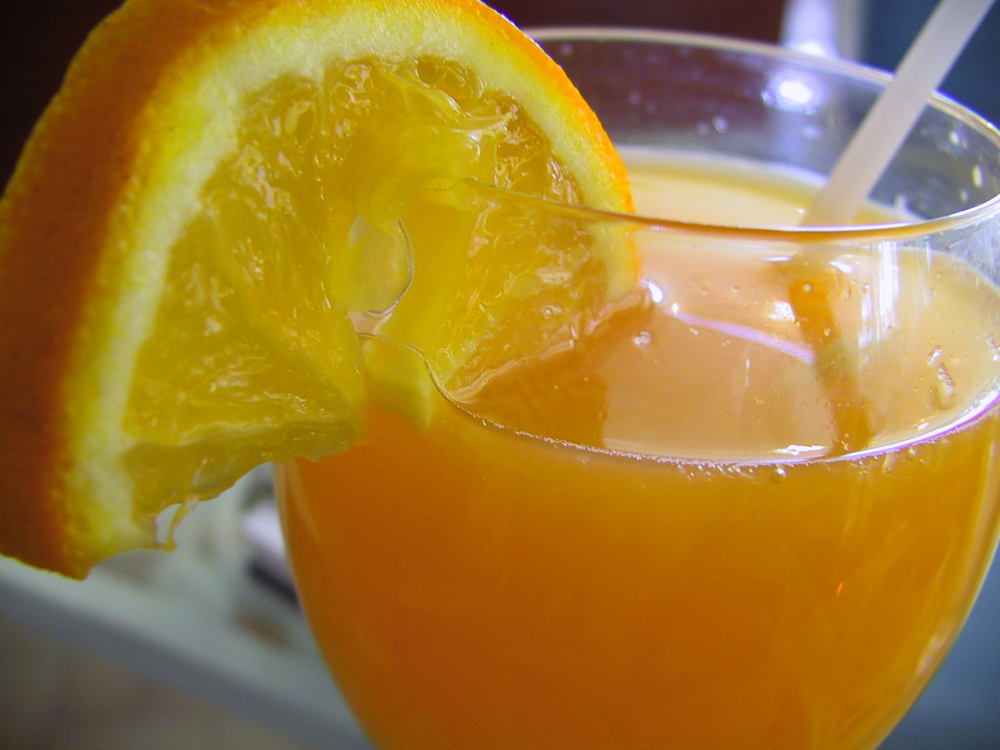 Виноградно апельсиновый сок. Апельсиновый сок. Сок из апельсина. Сок своими руками из апельсина. Сок из апельсинов в соковыжималке.