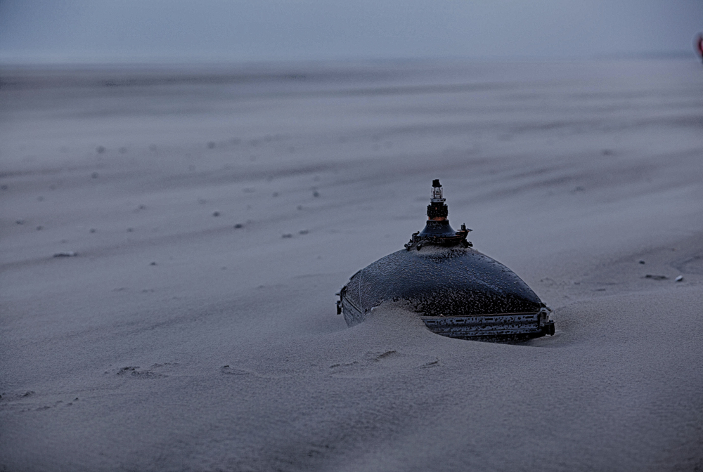Sur une plage balayée par le vent, un vieux tube cathodique. De loin, l'objet n'est pas reconnaissable, et donnait à l'endroit des airs de Tatooine.

Décembre 2105, Le Touquet;