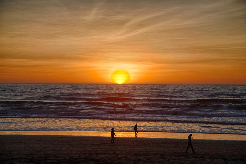 Une série de clichés qui m'a donné du fil à retordre, et dans lesquels il reste des aberrations.
Nous avons marché une heure, et lorsque le soleil a décliné, nous avons attendu sur une dune qu'il donne son dernier rayon.

San Francisco