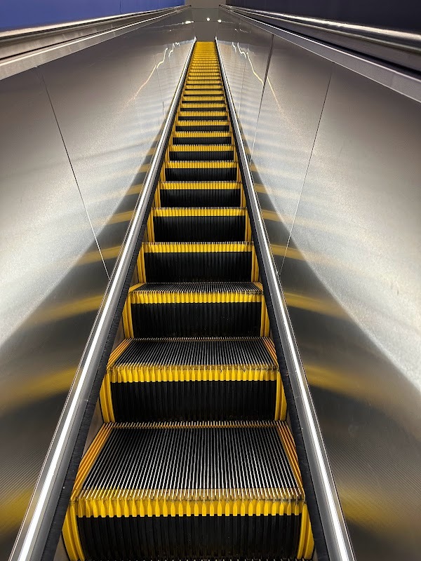 Où mène cet étroit escalier mécanique?
— New York, Mai 2023