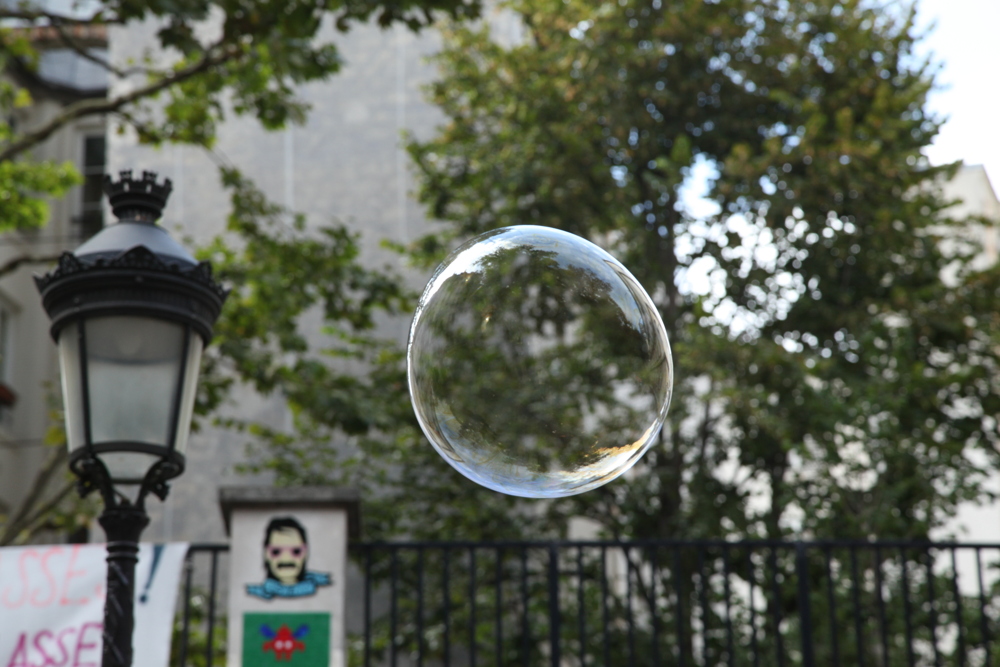 Place des Abbesses, en attendant le funiculaire, je me laisse distraire autant que les enfants par des bulles de savon.

— été 2015, Paris;
