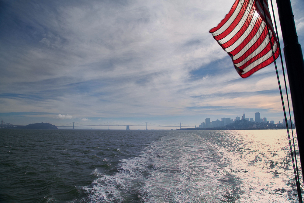 L'air était glacial ce matin, le soleil était bien haut mais tardait à faire effet. Sur la bateau menant à Alcatraz, le drapeau américain tremblait, le masquant par intermittence.
J'ai pris une grosse dizaine de photo avant de trouver celle qui me convenait.