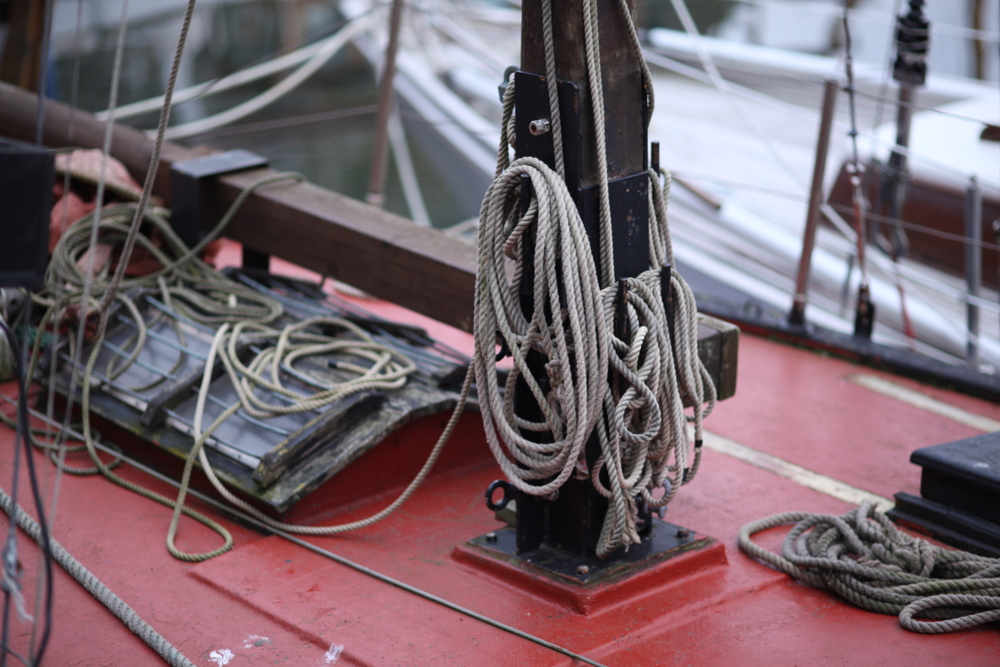 Dans le port à Honfleur, en face d'un alignement de restaurants à touristes plus ou moins remplis, les bateaux apportent un peu de calme.